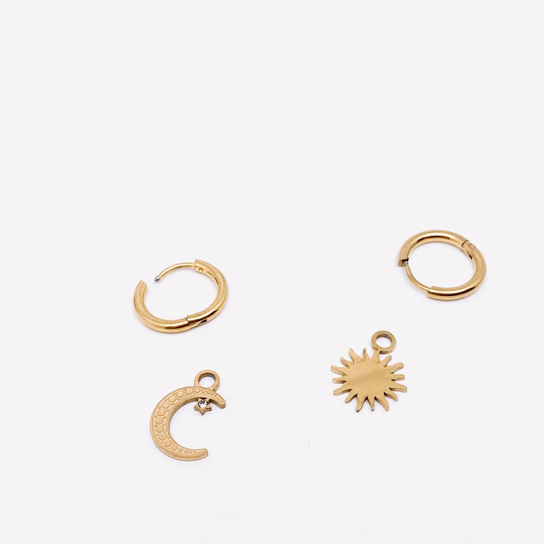 Mio Queena - Venta al por mayor Pendientes de aro pequeños - Pendiente Huggie asimétrico de acero inoxidable chapado en oro de 18 quilates Sun Moon FGS/MS2