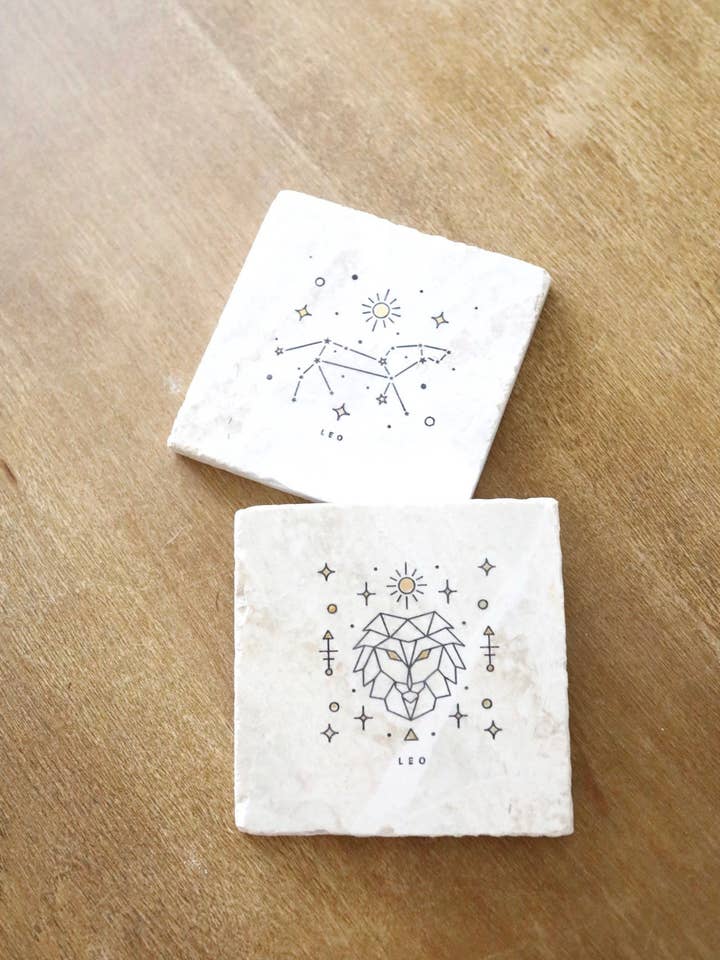 Leo Lot de 2 sous-astres en marbre pour la vente par Lace, Grace & Peonies Marble Coasters