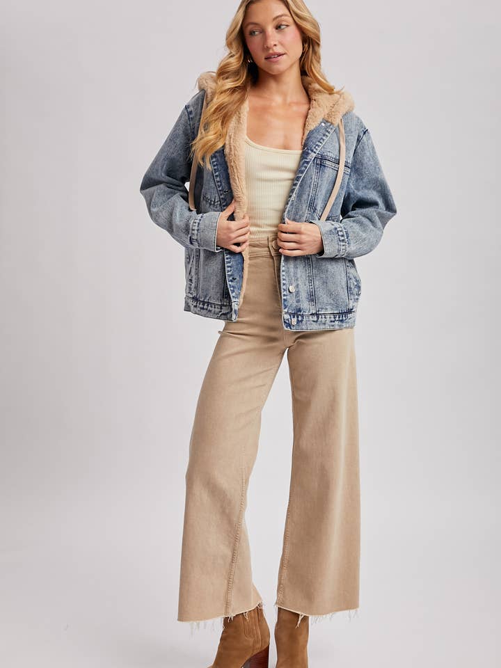 Bluivy – wholesale Jeansjackor – Dam – Knäppt jeansjacka med fuskpäls och huva17