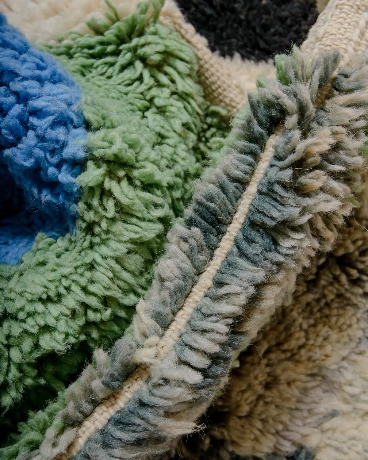 BerberNest - Wholesale Vloerkleed - Handgetufte abstracte Berber-tapijt – Crèmekleurige basis met aardetinten4