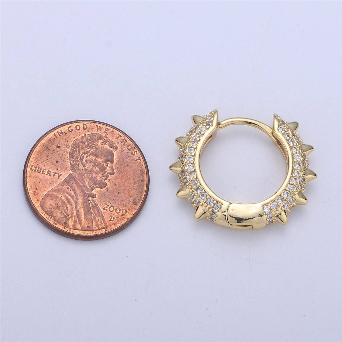 Aim Eternal - Vente Créoles - Boucles d'oreilles Spike Micro Pave Spike Hoops Boucles d'oreilles à pointes dorées Boucles d'oreilles à pointes multicolores CZ Boucles d'oreilles délicates pour tous les jours 20 mm K-3311