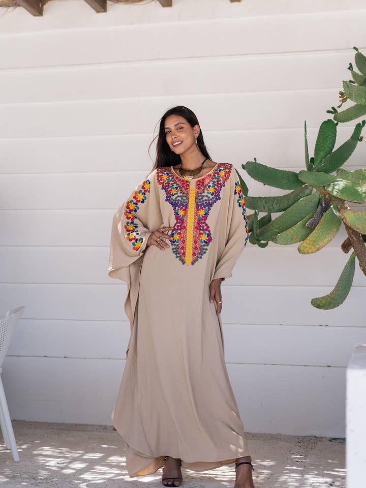Kaftán boho beige bordado para mujer, caftán, kaftán de mujer, kaftán talla única, kaftán de verano, caftanes para mujer. para venta al por mayor de Gipci