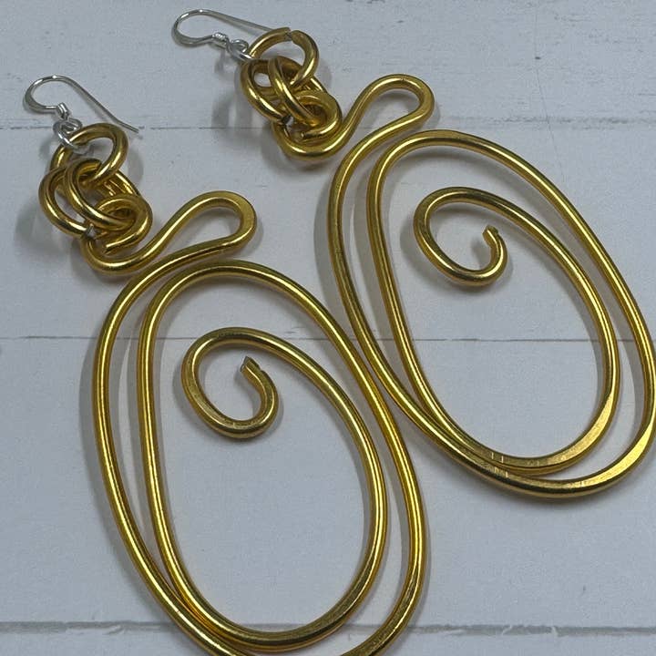 Jewelry With Me - Vendita all'ingrosso Orecchini pendenti - Orecchini astratti in filo di alluminio dorato con filo auricolare in argento sterling3