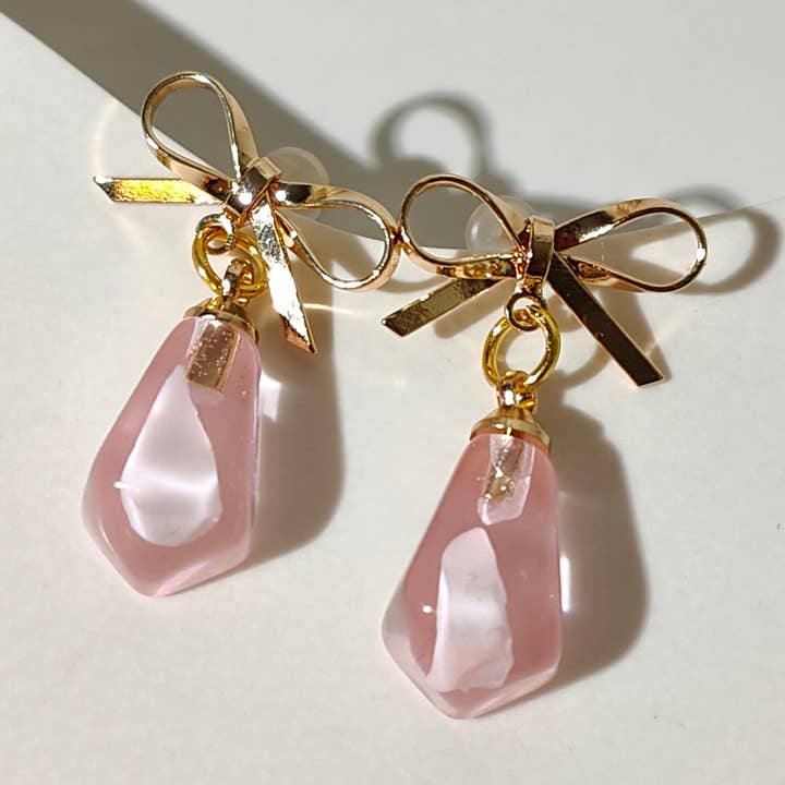 Boucles d'oreilles nœud à graines de grenade rose pour la vente par Vachana