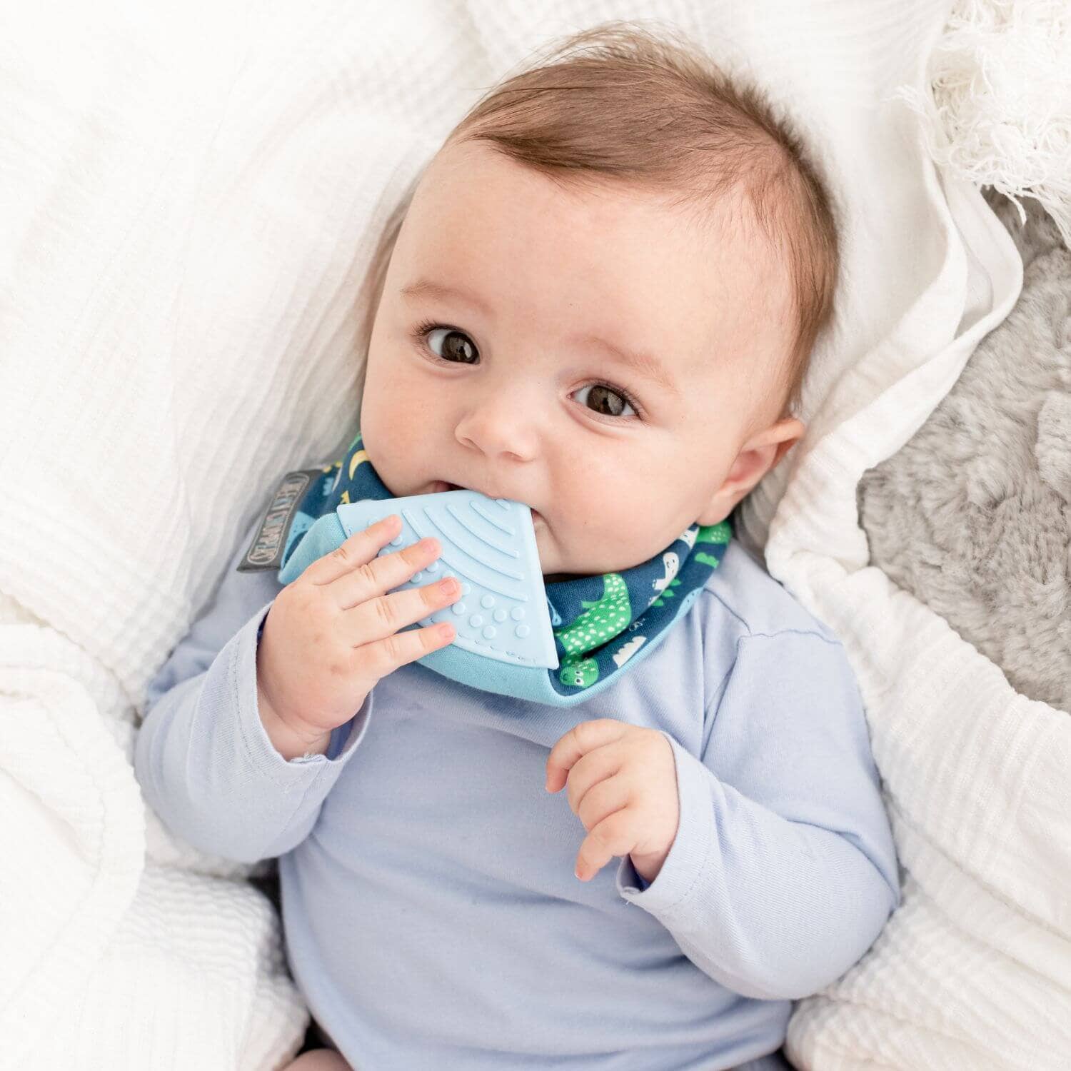 Cheeky Chompers UK – Engroshandel Hagesmæk - Baby – Neckerchew biderens savlesmekke - Baby Dino1