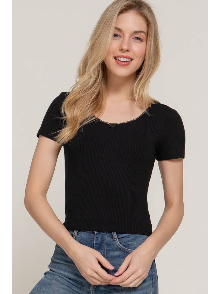 Active Basic | Active USA – wholesale Stickad topp - Dam – Kortärmad topp med rund halsringning, spets och satinrosett i ribbstickat tyg35