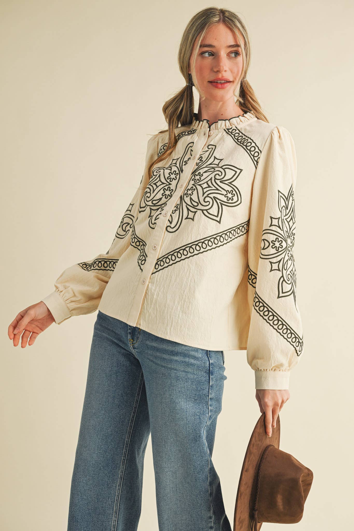 &MERCI – Engroshandel Skjorte med buttondown – til kvinder – BRODERET MOCK NECK KNAPPEBLUSE MTP333659