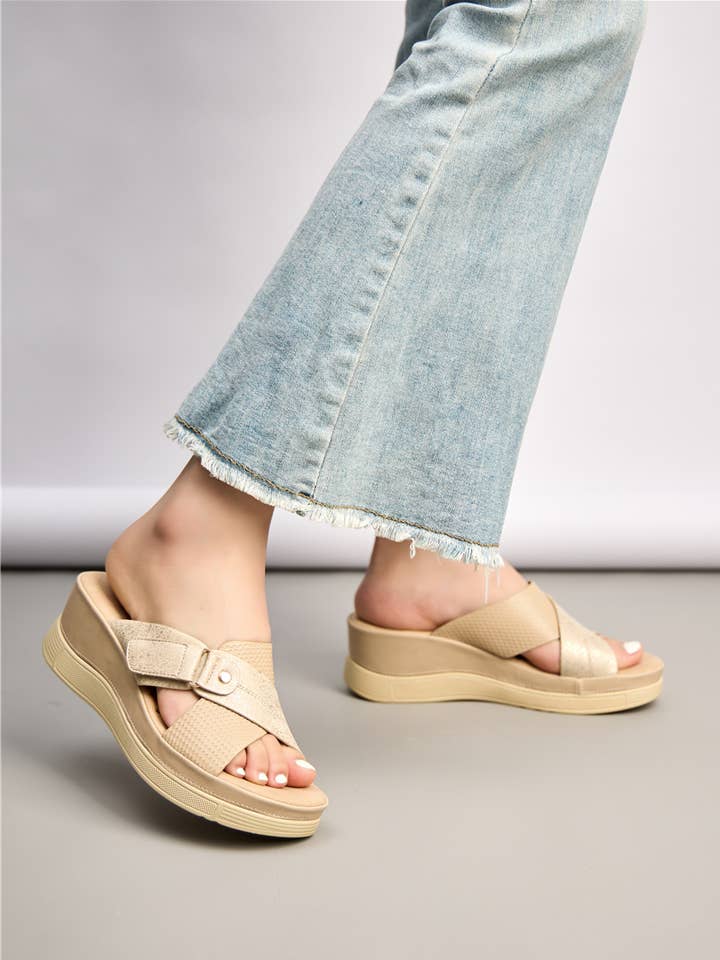 Mule con zeppa comode con strappo e cinturini incrociati - 1232 per la vendita all'ingrosso da parte di BELLE WOMEN | SUPER MODE