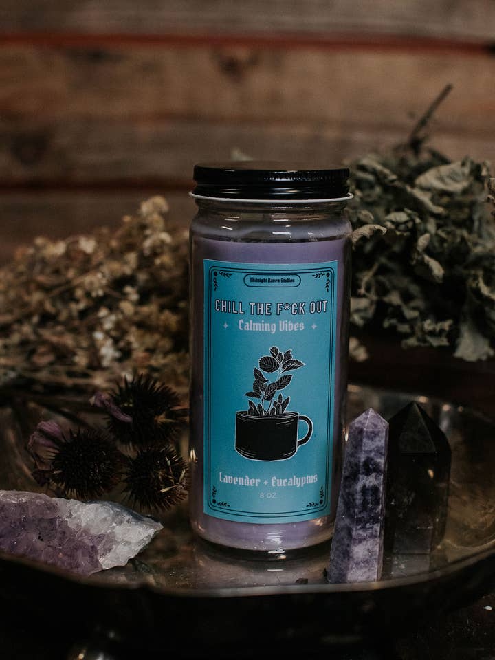 Vela de Manifestação Chill the F*ck Out | Lavanda por atacado de Midnight Raven Studios