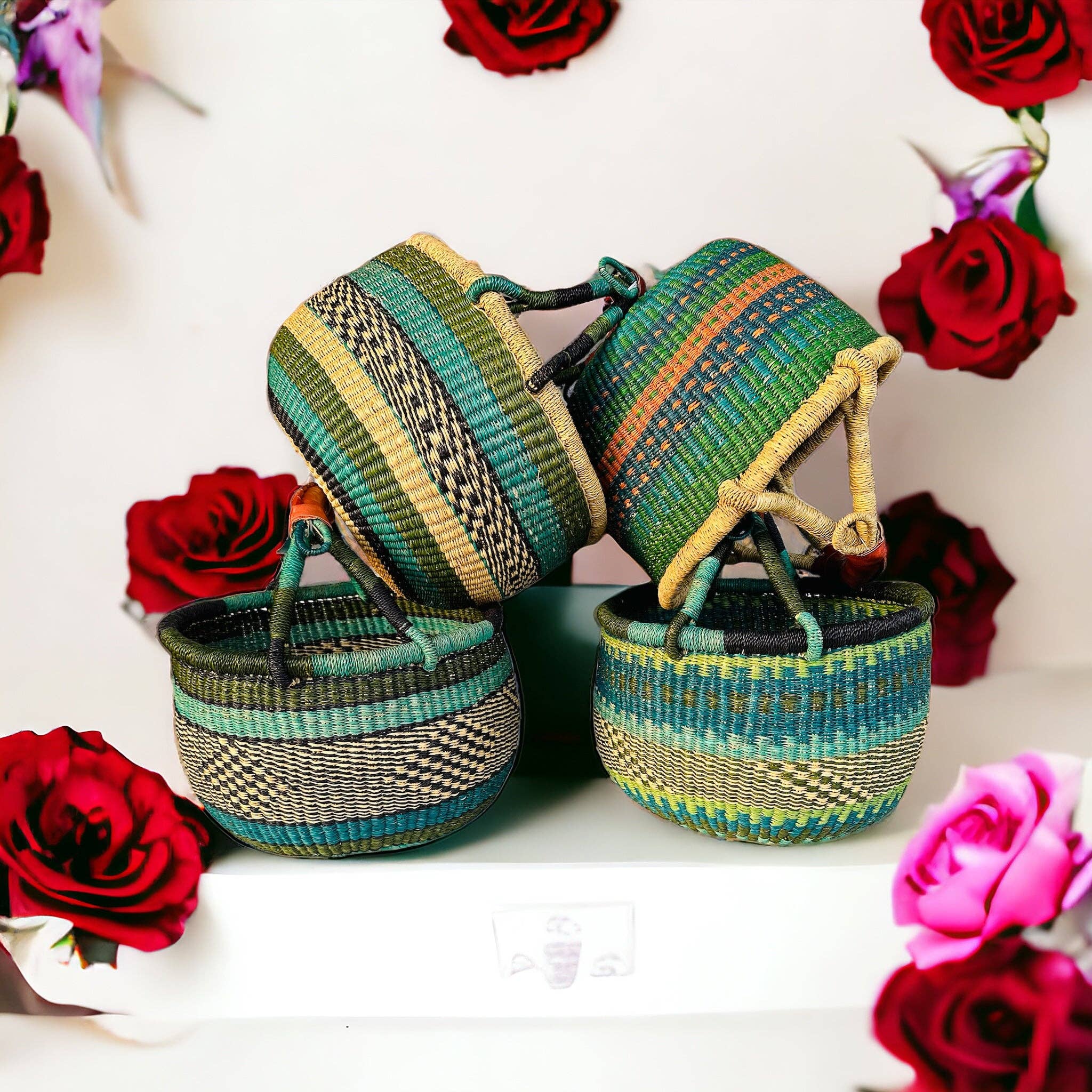 The African Home Goods - Vente Paniers - Panier Bolga Market de taille moyenne avec poignée gainée de cuir (les couleurs varient) L : 11 à 13 pouces H : 8 à 10 pouces, vert 1 EA2