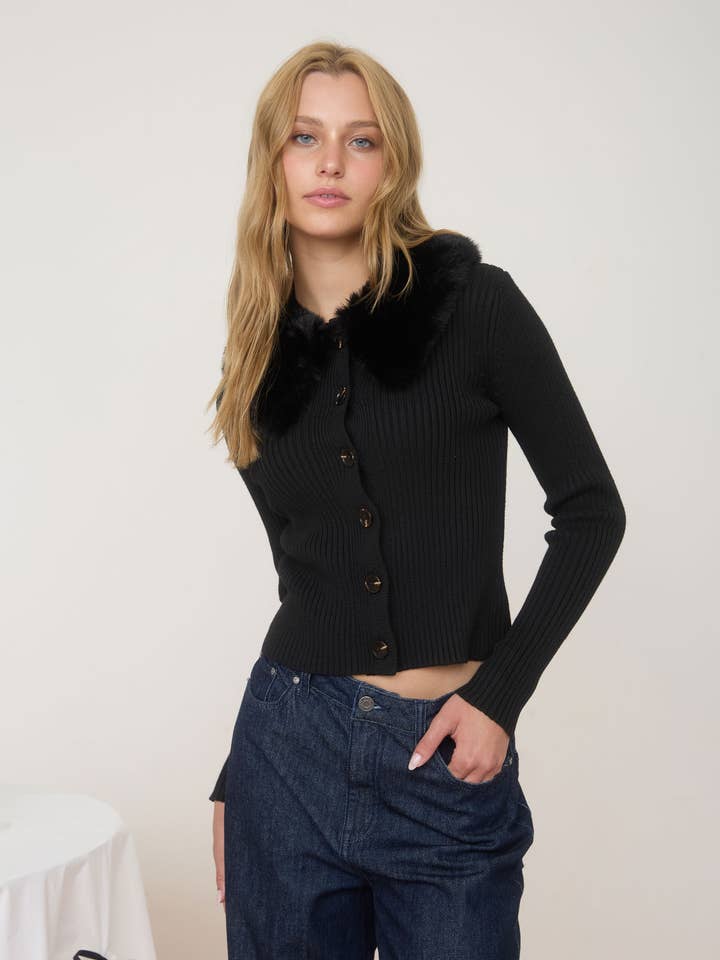 Knap-ned sweaterstrik cardigan med imiteret pelskrave for engroshandel hos The Workshop Studio