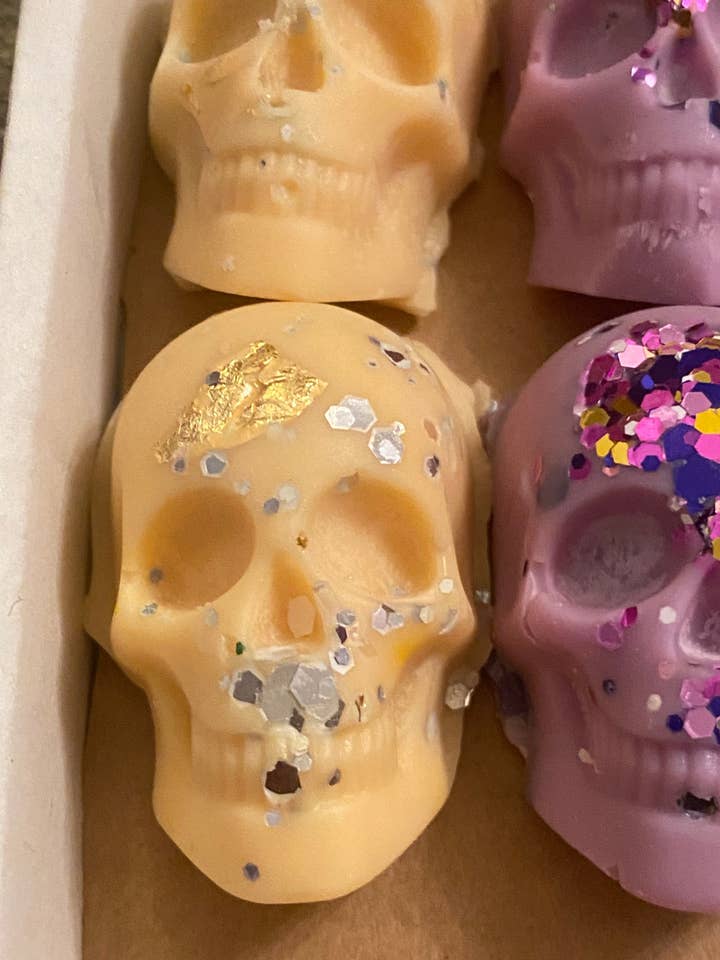 5 têtes de mort fondues dans les parfums d'Halloween pour la vente par Pugglewick candles