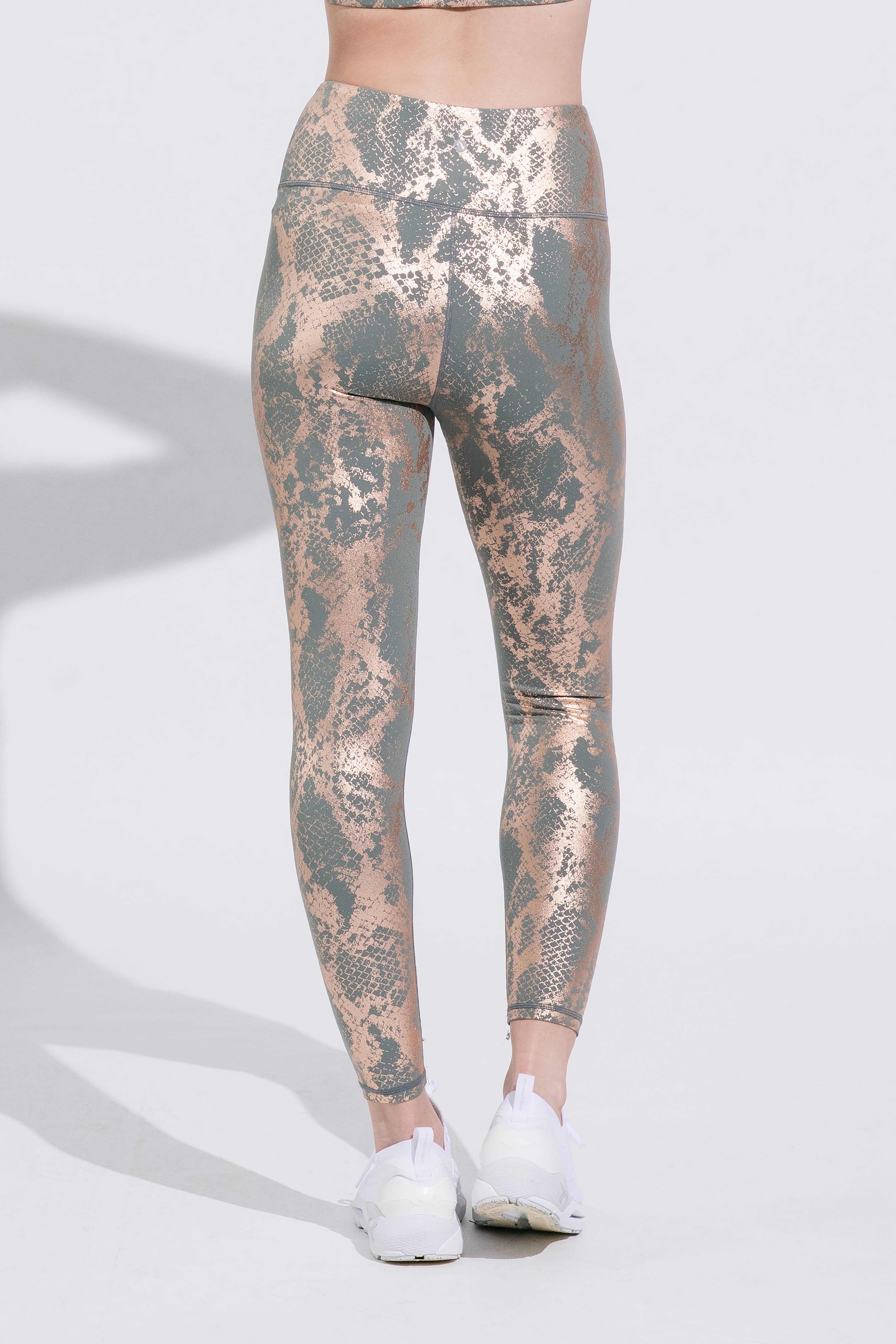 Aspparel – wholesale Sport-/loungeleggings – Dam – Salvia grön hög upphov yoga byxor med guld ormskinn tryck2