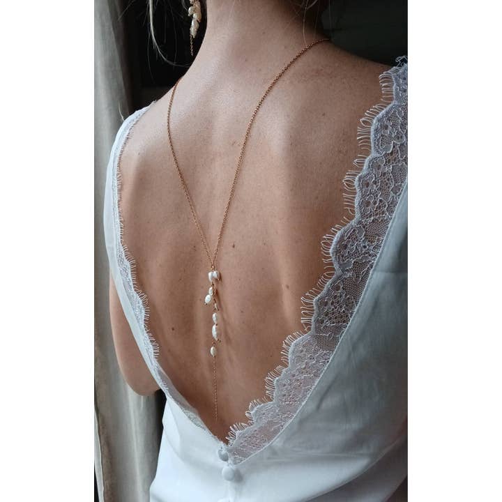 Gioiello da sposa dorato per schiena nuda con cascata di perle coltivate bianche per la vendita all'ingrosso da parte di L'atelier du 6