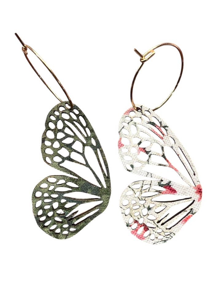 Boucles d'oreilles créoles mini papillon Bloom & Evergreen pour la vente par Comer Teng Studio