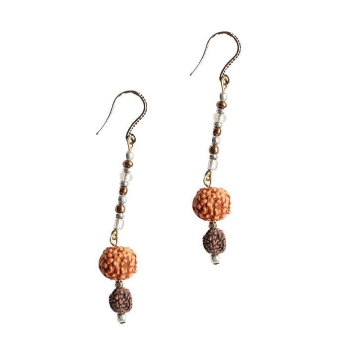 Orecchini pendenti in argento indiano RUDD con semi di Rudraksha per la vendita all'ingrosso da parte di Julie Bessette