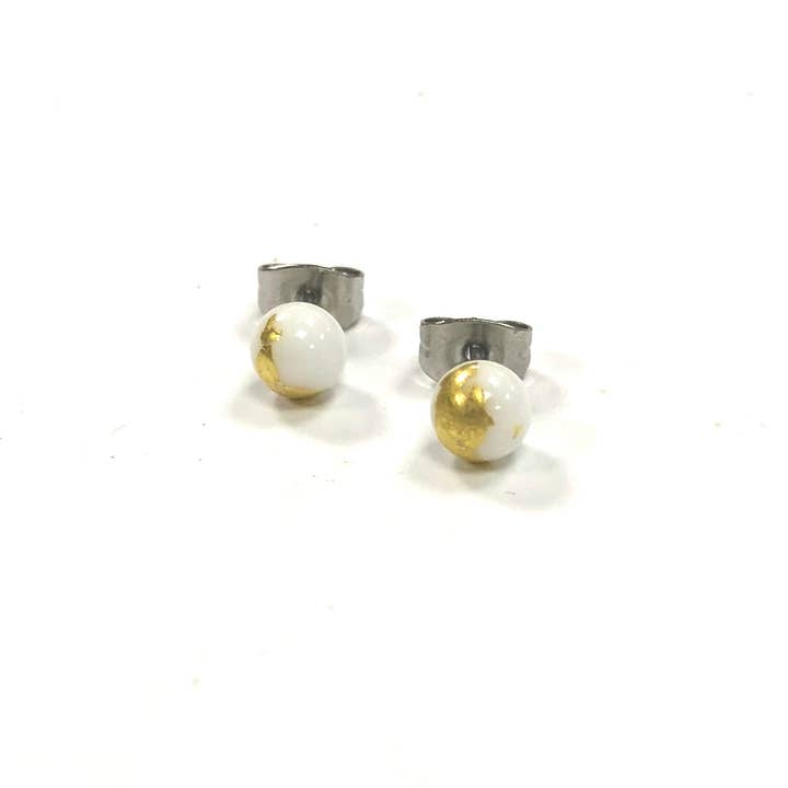 Clous d'oreilles en verre fait main blanc et or pour la vente par Helen Chalmers