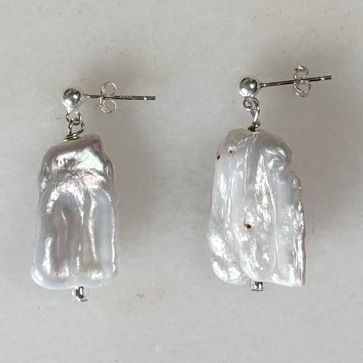 Druppelvormige oorbellen met parels voor wholesale door Sea + Pattern