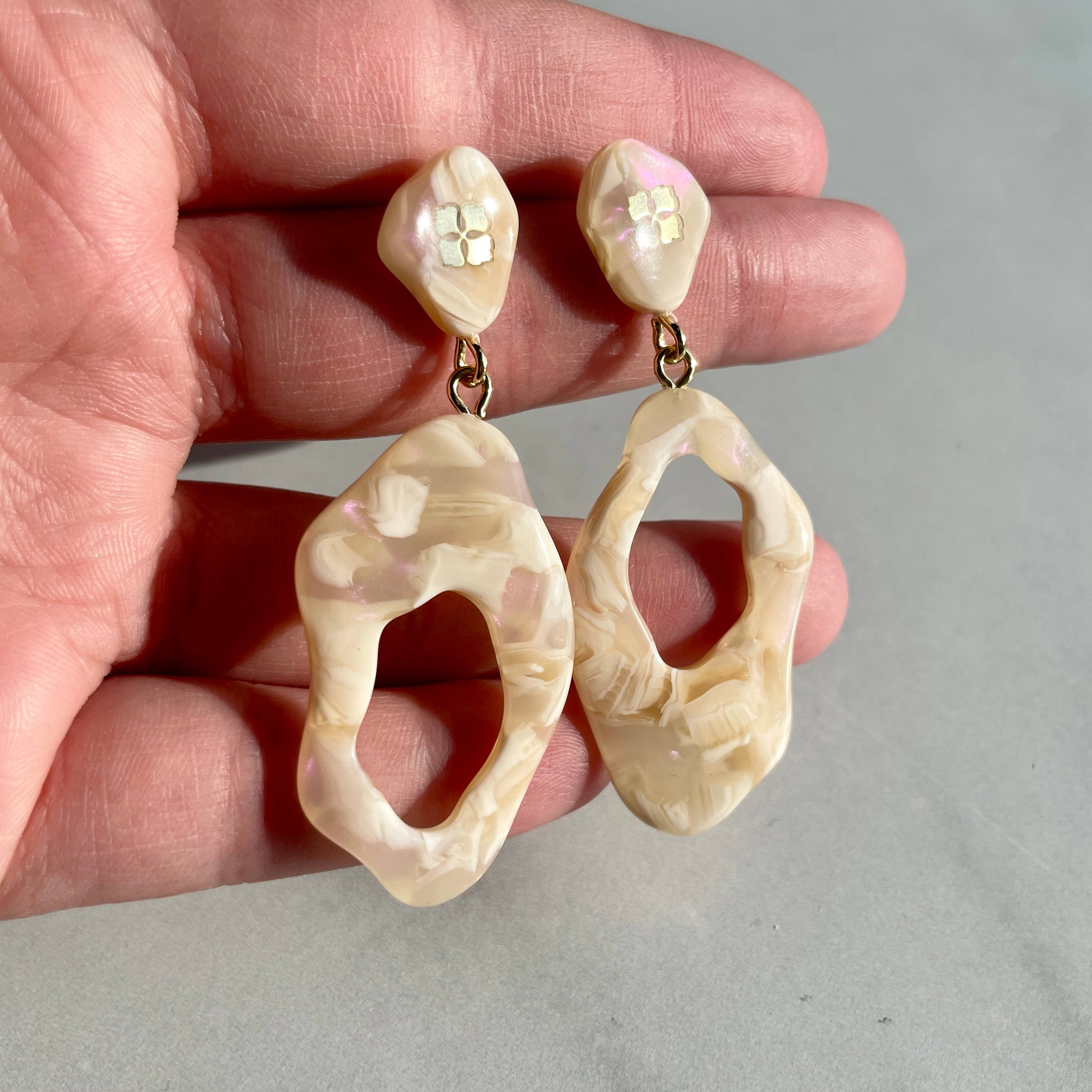 Fenna&Fei - Vendita all'ingrosso Orecchini pendenti - Collezione Arch Dangles | Orecchini Pendenti in Acetato Italiano1