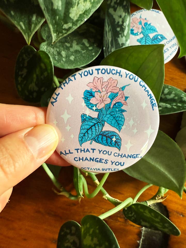Todo lo que tocas lo cambias: Pin de Octavia Butler para venta al por mayor de Fabulously Feminist