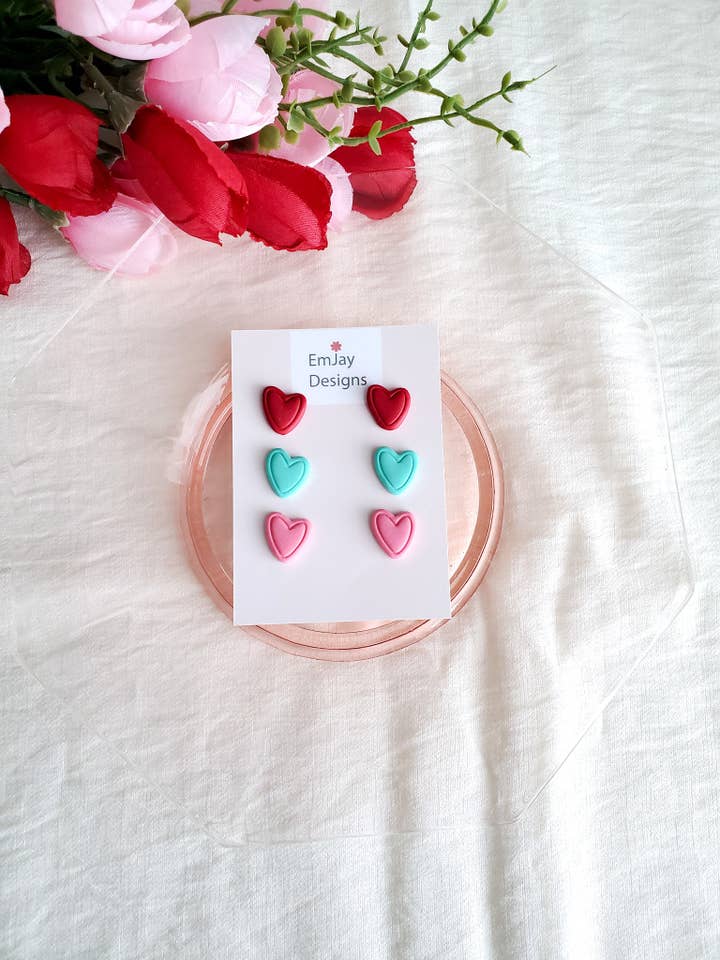 Clous en forme de cœur colorés en pâte polymère pour la Saint-Valentin pour la vente par EmJay Designs