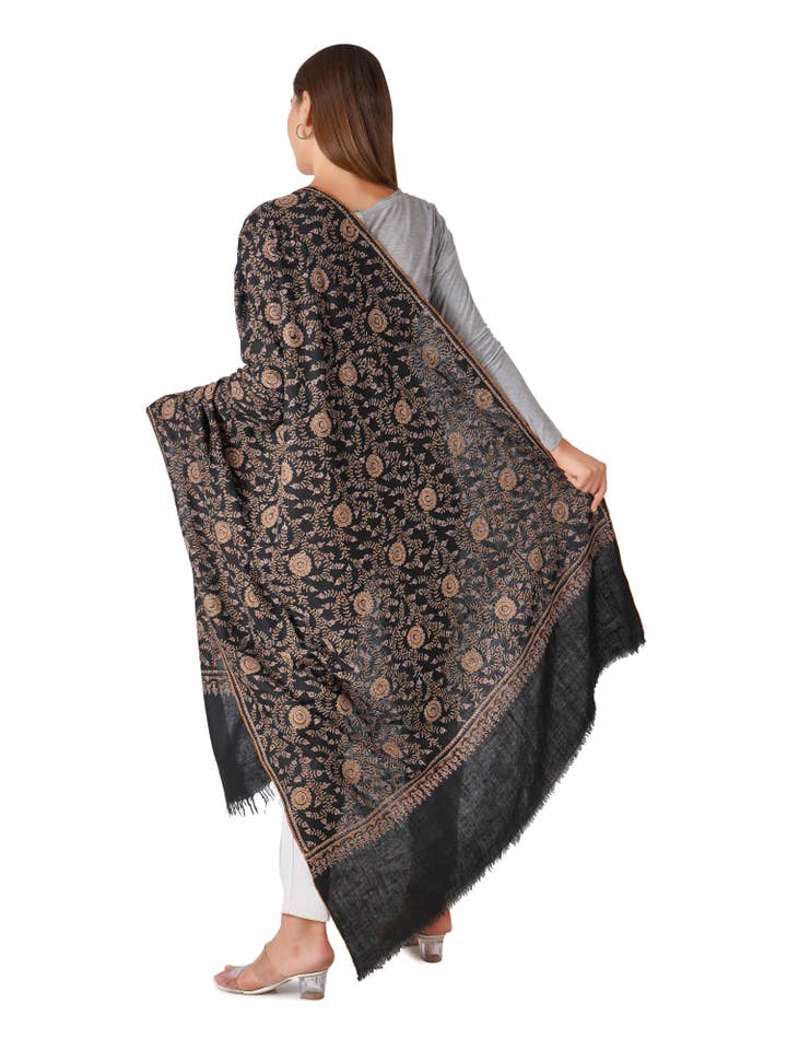 Smuk sort pashmina sjal med indviklet broderi for engroshandel hos PASHWRAP
