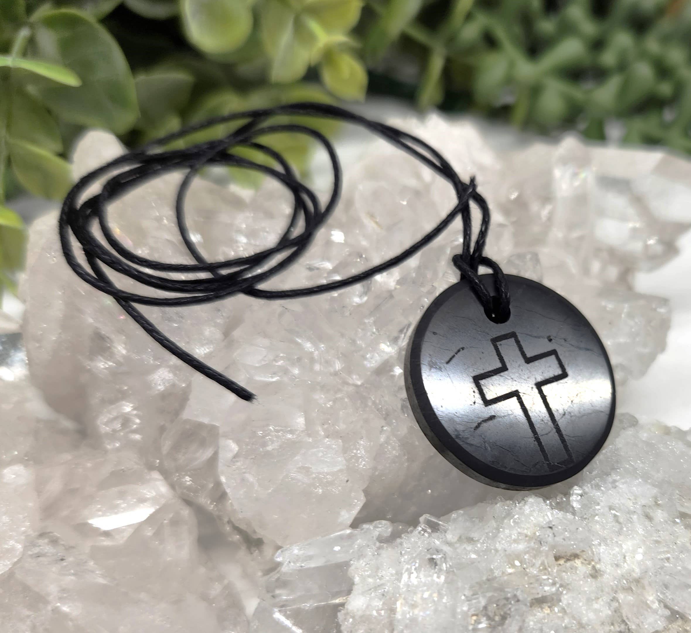 Meraki Gemstones - Wholesale Individuele bedel/hanger - Shungiet hanger gegraveerd met een kruis1