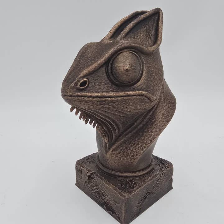 Chameleon bust statue — hand-painted ornament, home decor gift for him or her for wholesale by 3DijkstraFinds