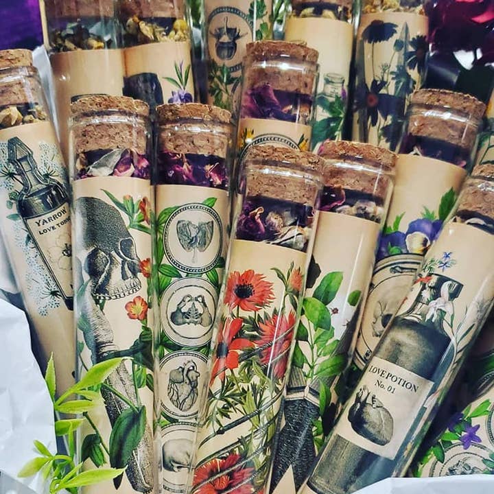 Skellington Curiosities – Großhandel Badesalz – 20 Bade-Salzröhrchen mit Tarotkarte