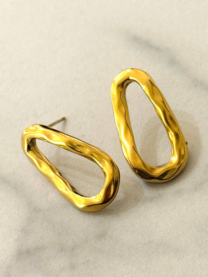 Øreringe med store mellemrum i hamret guld for engroshandel hos Cassette Barcelona