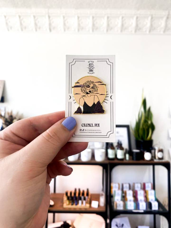 Broche esmaltado duro con la chica en las nubes para venta al por mayor de After Hours Creative