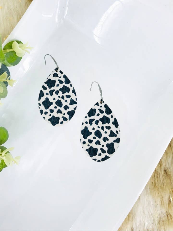 Ohrringe aus geflecktem Kuhkork auf Leder — E19-2827 für den Großhandel von Magnolia & Peach Jewelry Boutique, LLC