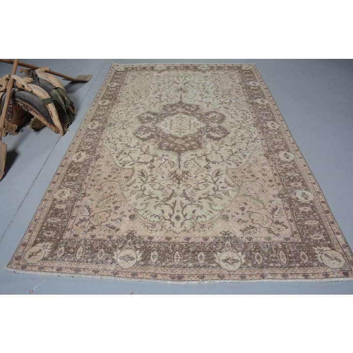 Tapis en laine vintage beige et marron - Décor classique fait main pour la vente par The Loom Wholesale
