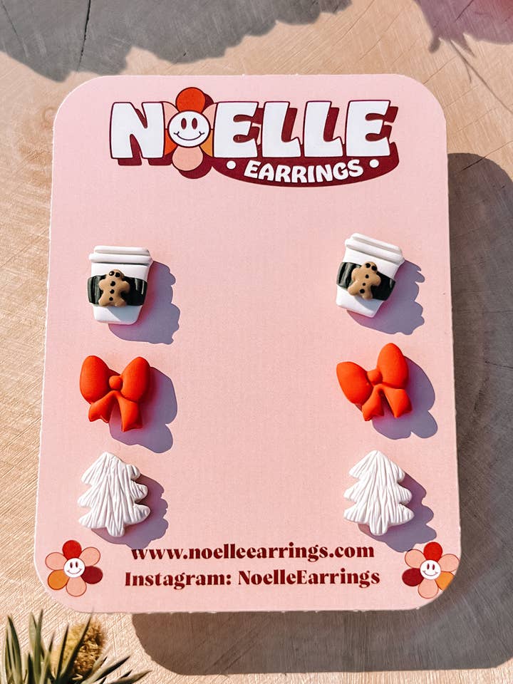 Gingerbread Latte & Bow Stud Pack (orecchini natalizi in argilla) per la vendita all'ingrosso da parte di Noelle Earrings