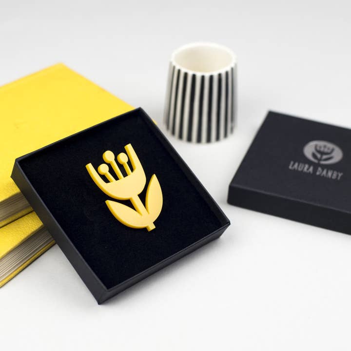 Broche scandinave en acrylique à fleurs jaunes pour la vente par Laura Danby