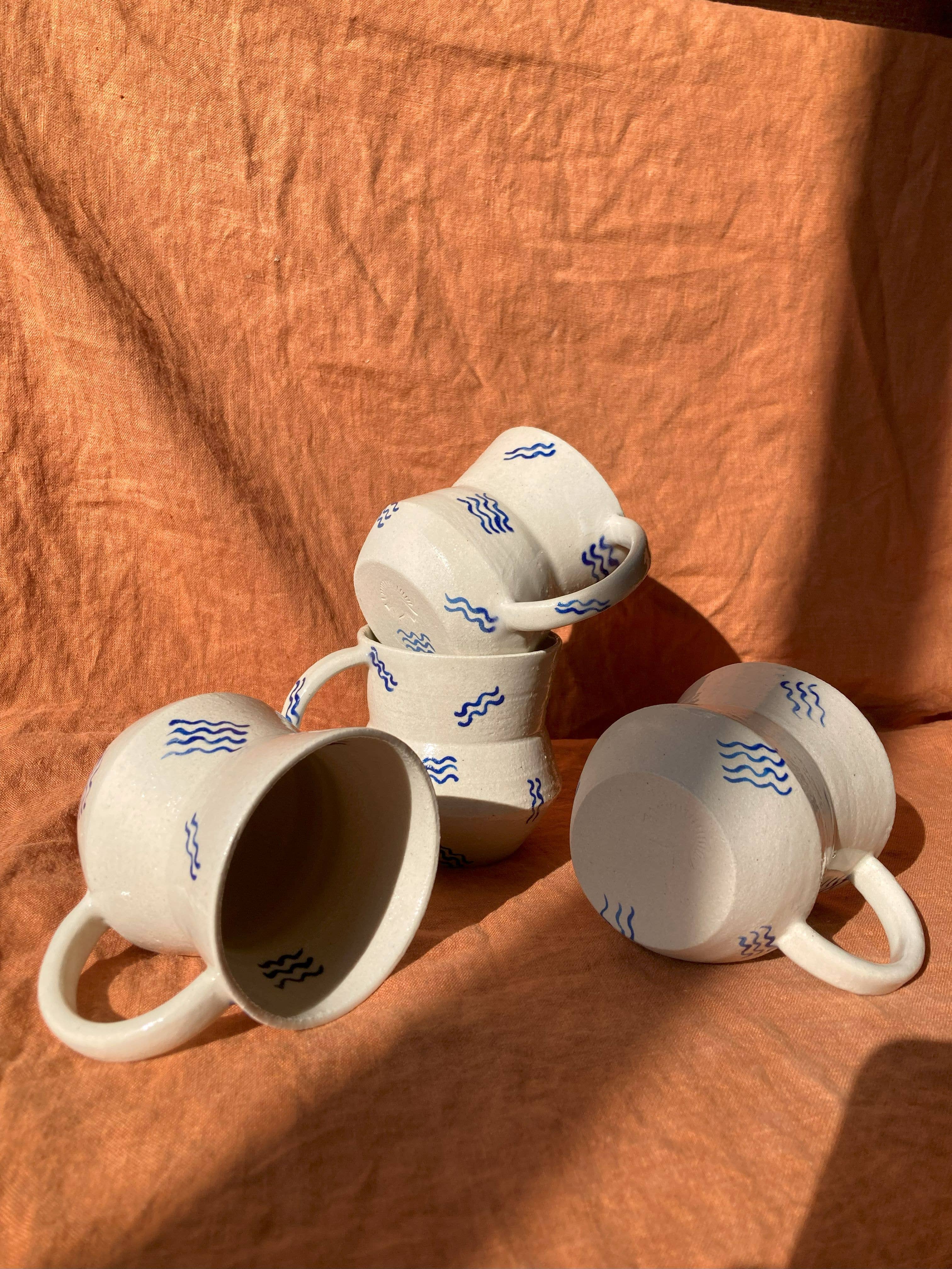 Dancing Dunes Ceramics - Vente Tasse à café - Tasse ondulée inclinée1