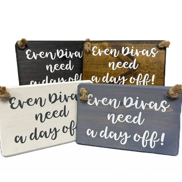 Targa in legno da appendere fatta a mano «Even Divas need a day off» per la vendita all'ingrosso da parte di The Giggle Gift Company