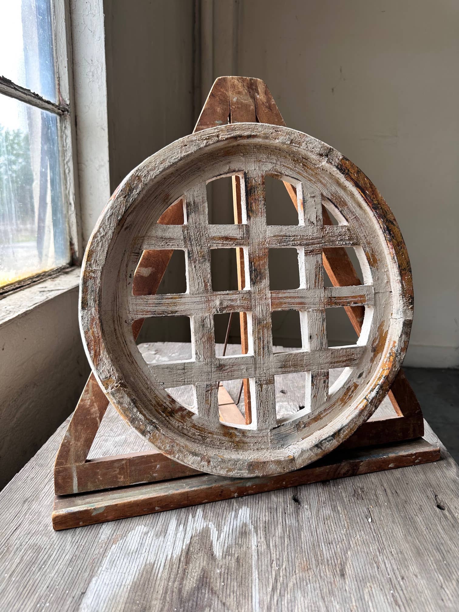 The Global Swap Shop - Venta al por mayor Artículo decorativo de mesa - Ventana pequeña de madera: redonda1