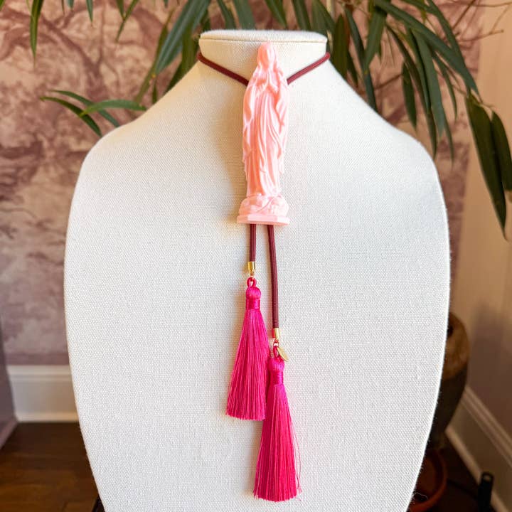 Moder Maria-staty Bolo Blush Pink med Maroon & Fuchsia för wholesale av Rahya Jewelry Design