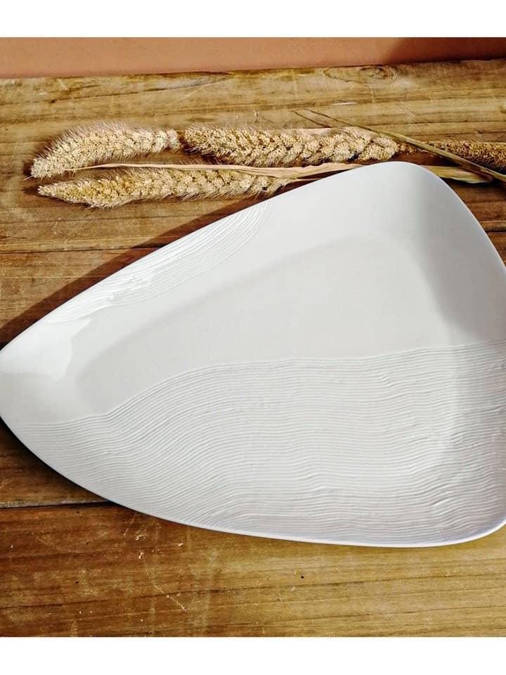 Grande assiette Néo blanche gravée pour la vente par SUBTILE HOME