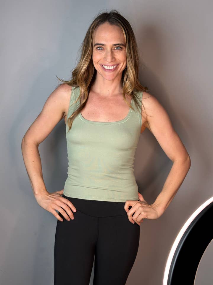 Camiseta sin mangas Daisy Rib - Sage para venta al por mayor de Green Apple Active