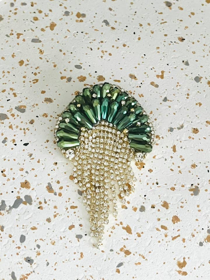 Grøn afrundet pyntebroche med strassfrynser for engroshandel hos Innaya