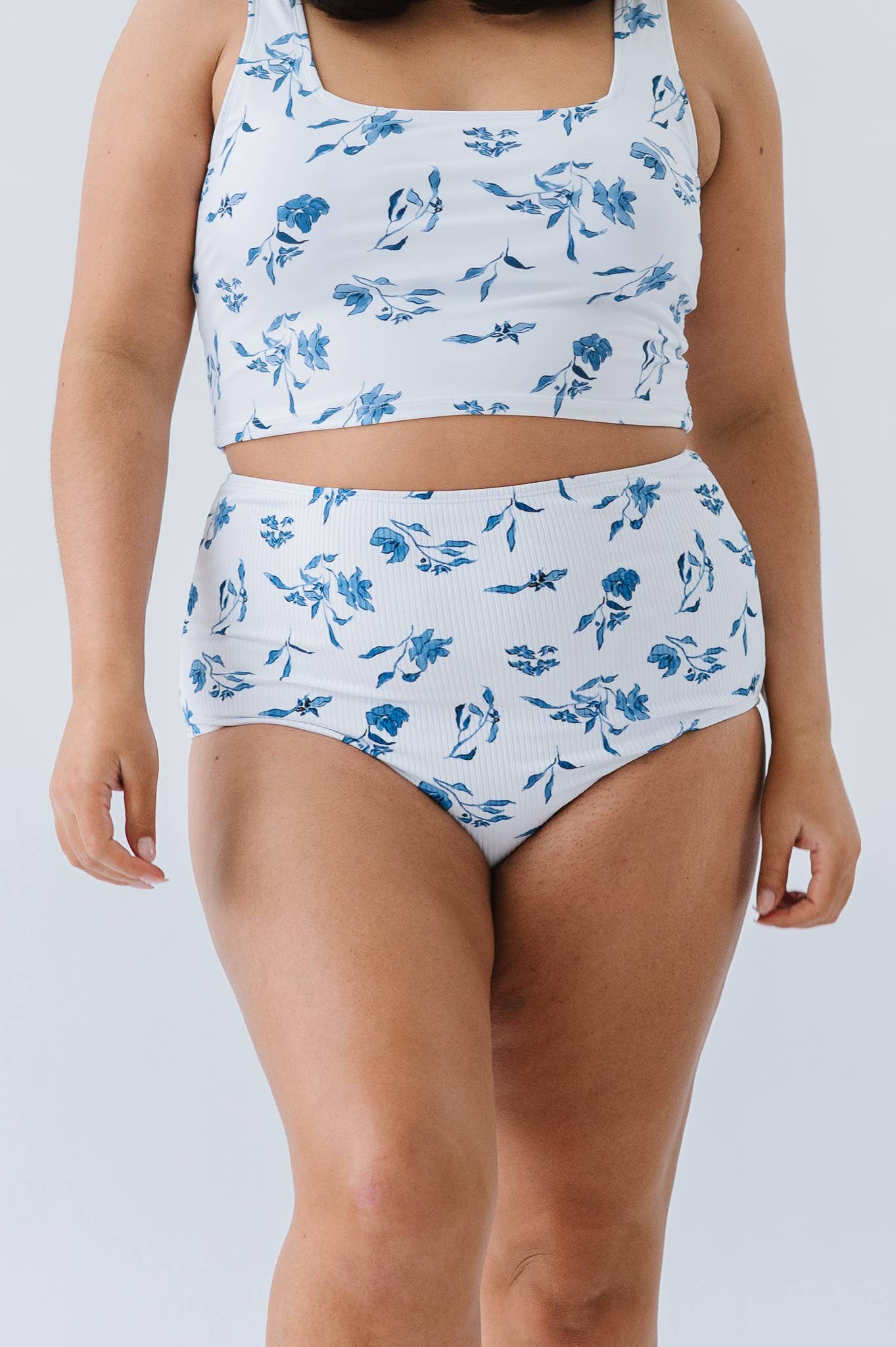 Azul Oceano Floral Calções de banho de cintura ultra alta floral azul oceano para venda a revendedores na Faire4