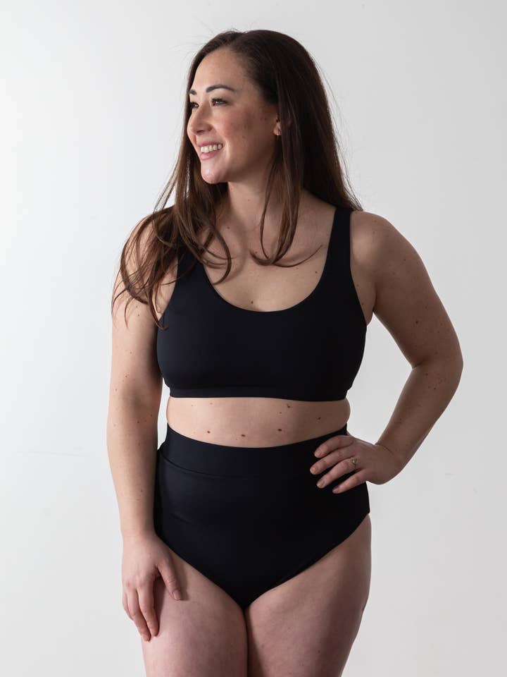 Slip bikini a vita alta da donna a costine nere tinta unita per la vendita all'ingrosso da parte di Current Tyed Clothing