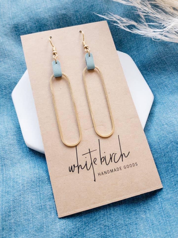 Blå läder & mässing Oval Accent Örhängen för wholesale av Whitebirch Handmade Goods