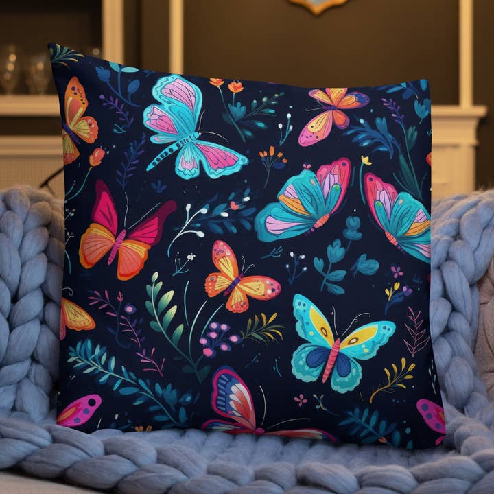Coussin Premium Décoratif et Confortable des Amoureux des Papillons pour la vente par Grit with Grace, LLC