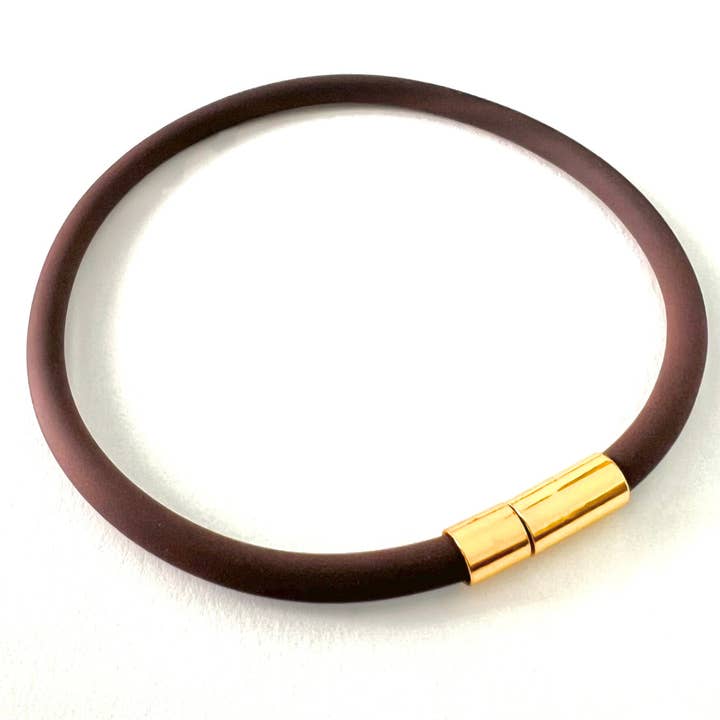 Pulseira Tami Impermeável de Cordão de Borracha Soft-Touch com Agulha de Ouro/Fecho de Pino - Castanho Chocolate por atacado de Unklaspe