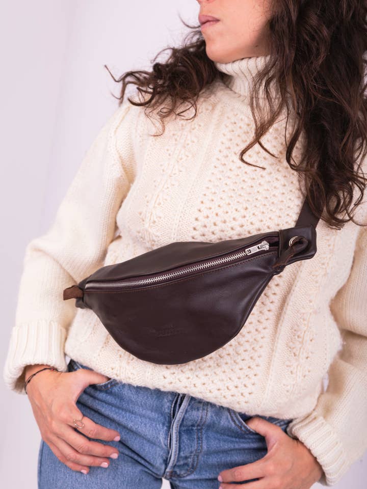 Manici in pelle Nina banana - color cioccolato per la vendita all'ingrosso da parte di Ligne Aurore