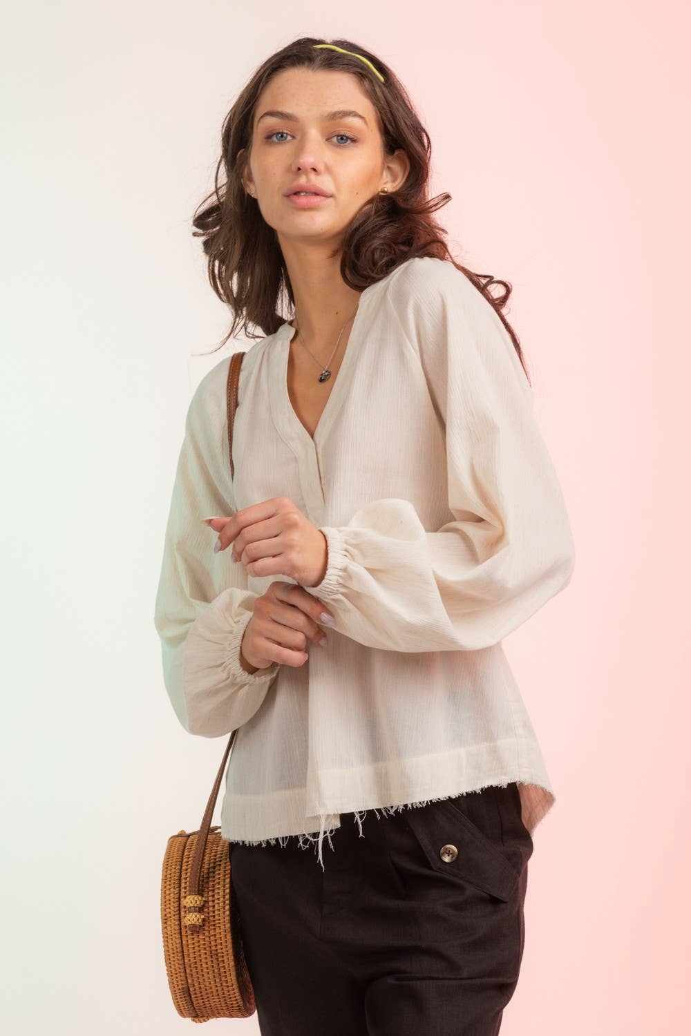 VERY J – Großhandel Bluse – Damen – LT25429-gewebte Mullbluse mit V-Ausschnitt15