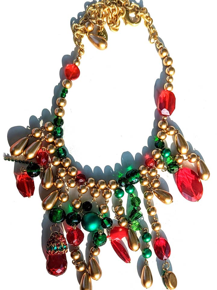Collier avec perles rouges, vertes et dorées et paillettes Swarovski pour la vente par Gay Isber Designs